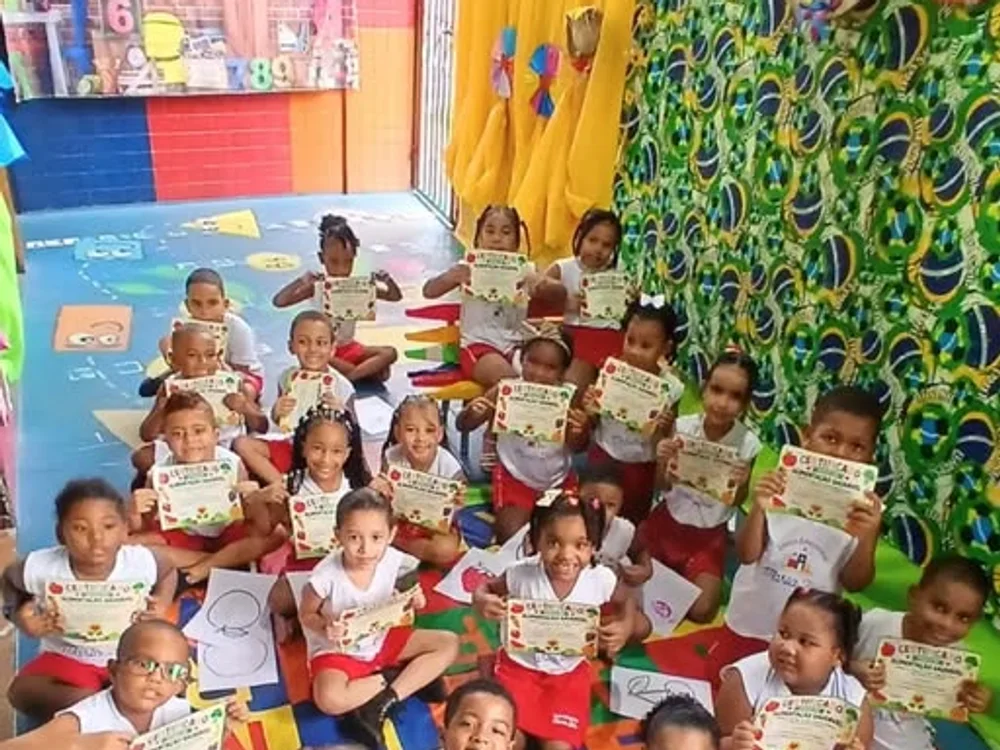 Turma reunida em atividade de leitura e formação