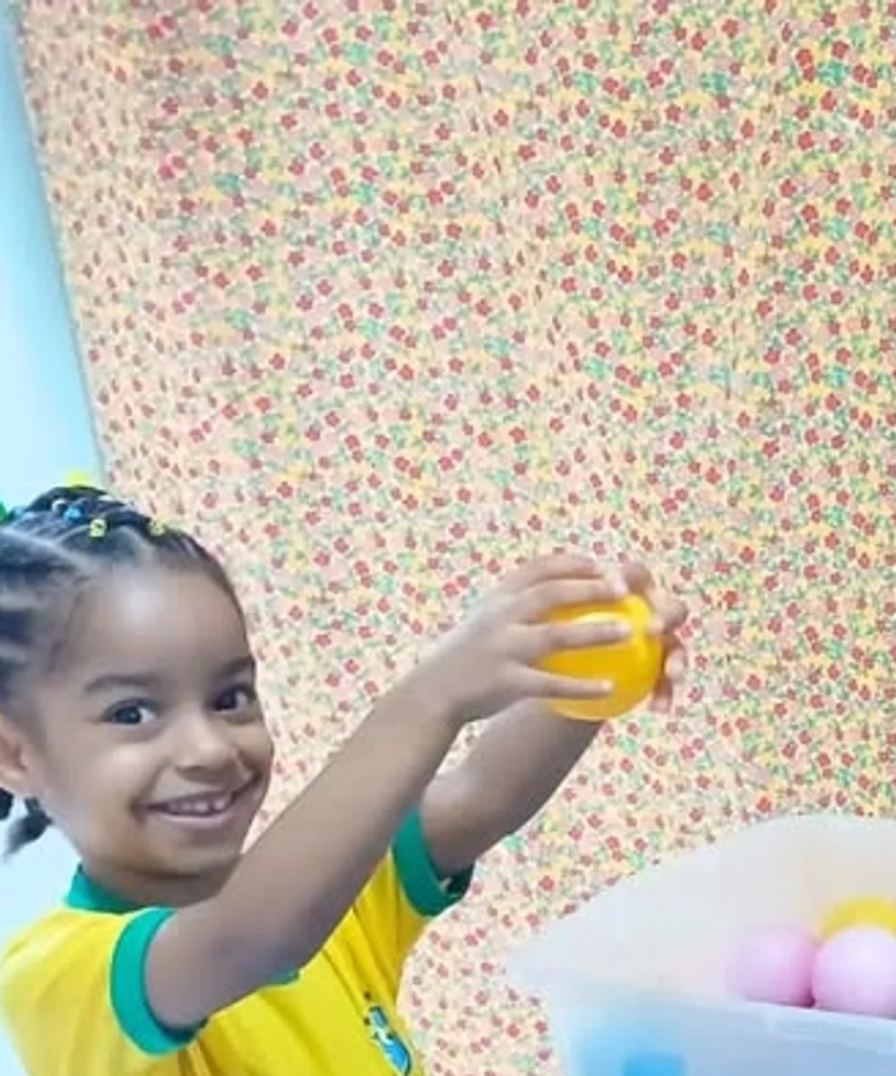 Criança do Maria Zélia sorrindo durante uma atividade