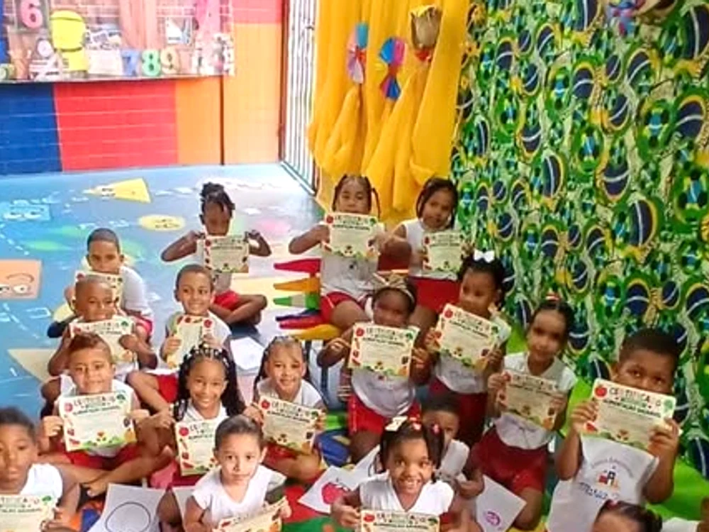 Turma reunida em atividade de leitura