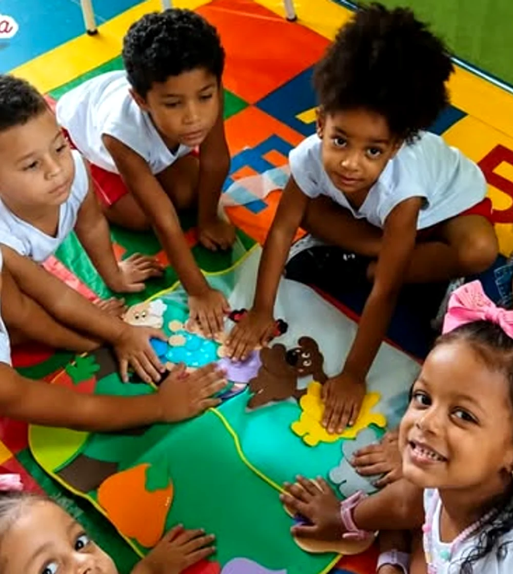 Crianças aprendendo juntas no Maria Zélia